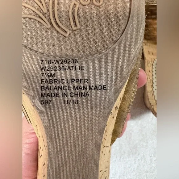 WHITE MOUNTAIN Womens Atlie Fabric Open Toe Gold Platform Sandals Size 7.5M - Picture 6 of 7